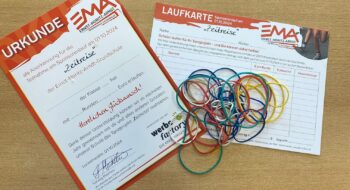 Mächtig ins Zeug legten sich am 1. Oktober die zwölf Klassen der Ernst-Moritz-Arndt Grundschule zum Sponsorenlauf. Ziel war es, so viele Runde wie möglich zu laufen, um so für die gesamte Schülerschaft ein Tanzprojekt zu finanzieren. Dieses findet im Februar statt. Dazu kommt die Tanzschule "Kurrat" für eine Woche zu uns in die Schule und studiert mit den Kindern tolle Tänze zum Thema "Eine Reise durch die Zeit" ein. Am Ende dieser Projektwoche werden die Tänze im Luckenwalder Stadttheater vor Publikum präsentiert