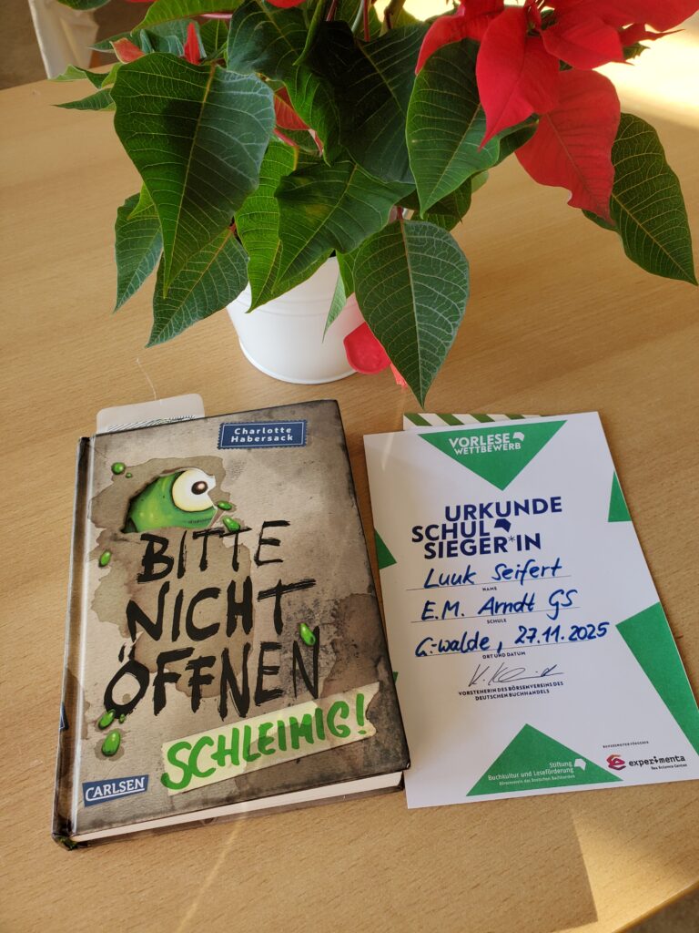 Unser diesjähriger Schulsieger im Vorlesewettbewerb heißt Luuk Seifert aus der 6a. Mit beeindruckender Ruhe und Ausdruckskraft überzeugte er die Jury und qualifizierte sich damit für den Regionalausscheid, wo er unsere Schule stolz vertreten wird.