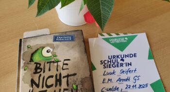 20251127_114743 Unser diesjähriger Schulsieger im Vorlesewettbewerb heißt Luuk Seifert aus der 6a. Mit beeindruckender Ruhe und Ausdruckskraft überzeugte er die Jury und qualifizierte sich damit für den Regionalausscheid, wo er unsere Schule stolz vertreten wird.