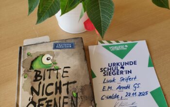 20251127_114743 Unser diesjähriger Schulsieger im Vorlesewettbewerb heißt Luuk Seifert aus der 6a. Mit beeindruckender Ruhe und Ausdruckskraft überzeugte er die Jury und qualifizierte sich damit für den Regionalausscheid, wo er unsere Schule stolz vertreten wird.