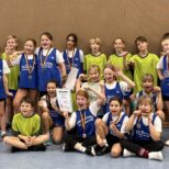 IMG_2284 Gutes Training belohnt!-Erneut Edelmetall für unsere Mädchen Am 2. 12.2025 ging es für zwei Teams der 3. und 4. Klassen zum Kreisfinale im Zweifelderball. 9 Jungen und 7 Mädchenmannschaften kämpften um Punkte und Medaillen.
