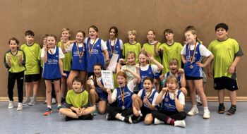 IMG_2284 Gutes Training belohnt!-Erneut Edelmetall für unsere Mädchen Am 2. 12.2025 ging es für zwei Teams der 3. und 4. Klassen zum Kreisfinale im Zweifelderball. 9 Jungen und 7 Mädchenmannschaften kämpften um Punkte und Medaillen.