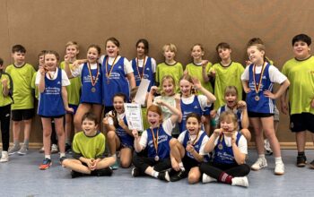 Gutes Training belohnt!-Erneut Edelmetall für unsere Mädchen Am 2. 12.2025 ging es für zwei Teams der 3. und 4. Klassen zum Kreisfinale im Zweifelderball. 9 Jungen und 7 Mädchenmannschaften kämpften um Punkte und Medaillen.